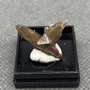 Dabas swallowtail dvīņu kristāli ir ļoti reta un laba paraugi +Kastes izmērs 27*27*25 mm