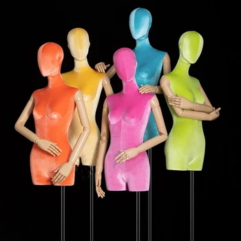 Krāsains Audums Segtu Sieviešu Krūtis Modeļa Pusi Ķermeņa Manekena Pa Logu, Apģērbu, Reklāmas, Krūtis Kleita Veidā Stāvēt Metāla Bāzes Paliktni